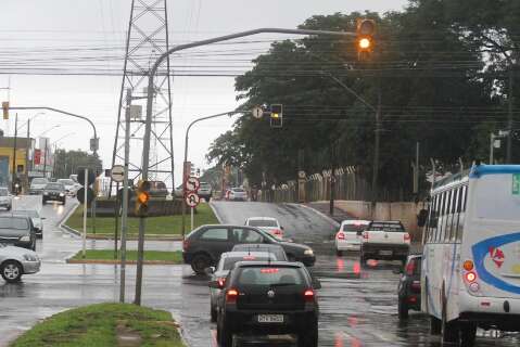 Chuva deixa semáforos intermitentes e cruzamentos ficam tumultuados 