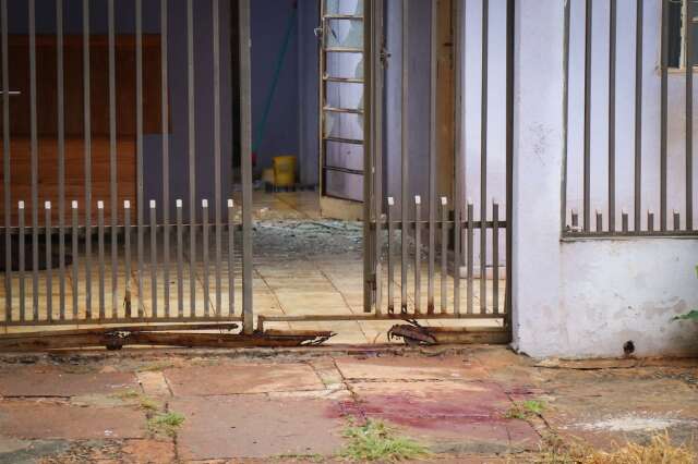 Homem tenta matar a pr&oacute;pria m&atilde;e e &eacute; baleado por policial de folga