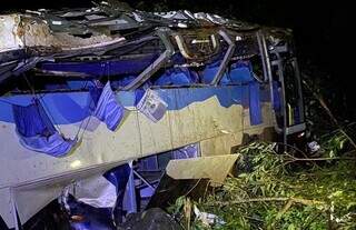Veículo caiu em ribanceira que tem cerca de 20 metros de altura. (Foto: Divulgação/PRE Paraná)