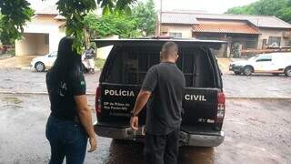 Políciais civis com assassino dentro da viatura policial. (Foto: Divulgação/PCMS)