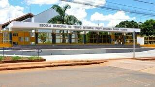 Escola Municipal de Tempo Integral Professora Iracema Maria Vicente, no bairro Rita Vieira. (Foto: Divulgação PMCG)