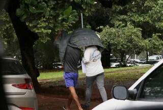 Moradores escapando de chuva em Campo Grande. (Foto: Paulo Francis)