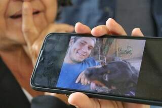 &quot;Era bondoso, am&aacute;vel, alegre&quot;, diz m&atilde;e de motociclista que morreu em acidente