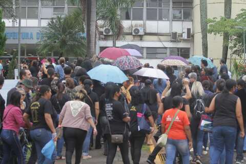 Por mais benefícios, servidores municipais fazem protesto por ruas da Capital