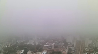 Câmera instalada no topo do Bahamas Suíte Hotel, na Rua José Antônio, mostra o nevoeiro que encobre parte da cidade.