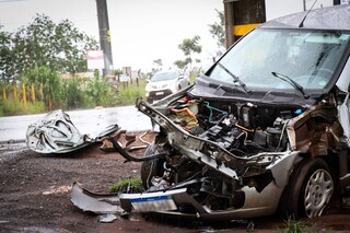 Ao fazer convers&atilde;o, carro colide em caminh&atilde;o ba&uacute; na BR-163