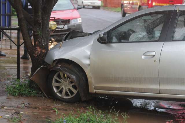  Em manh&atilde; chuvosa, motorista perde controle e colide carro em &aacute;rvore 