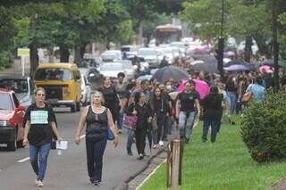 Servidores caminham pela Avenida Afonso Pena, no Centro da Capital. (Foto: Marcos Maluf)