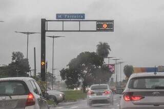 Também ficou sem funcionamento a sinalização do cruzamento das avenidas Duque de Caxias com Manoel Ferreira. (Foto: Henrique Kawaminami)