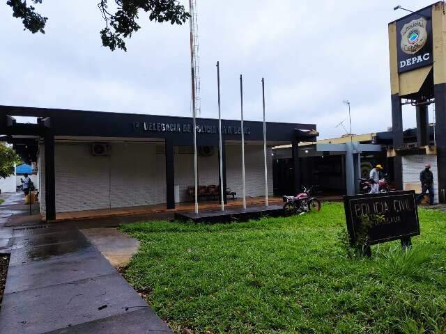 Quatro assaltantes fazem casal de ref&eacute;m e fogem com carro, dinheiro e joias