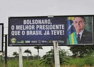 Publicidade em apoio ao atual presidente e pré-candidato a reeleição Jair Bolsonaro, instalado nos altos da Avenida Afonso Pena. (Foto: Paulo Francis)