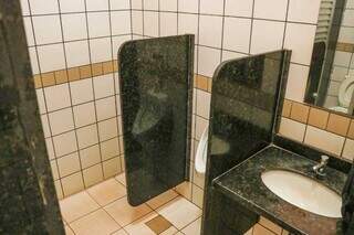 Acesso a alguns banheiros da UFMS não se restringe ao gênero. (Foto: Henrique Kawaminami)