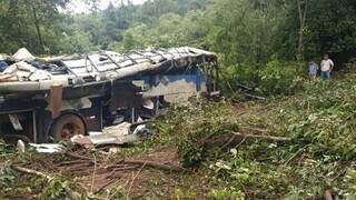 Ônibus que saiu de MS caiu em ribanceira em Sapopema, norte do Paraná. (Foto: Divulgação/PRE Paraná)