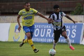 Lance do jogo entre Dourados e Operário na quarta-feira (Foto: Franz Mendes)