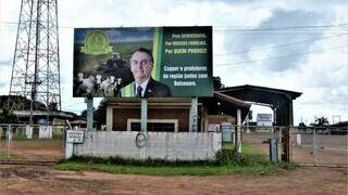 Outdoor em apoio a Bolsonaro em uma cooperativa de Paraíso das Águas. (Foto: Rubens Valente/UOL)