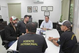 Agentes patrimoniais reunidos com o secretário de Governo, Eduardo Rocha. (Foto: Marcos Maluf)