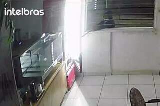 Câmera de segurança flagrou tentativa de furto em chiparia. (Foto: Direto das Ruas)
