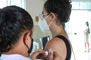 Moradora sendo vacinada contra a covid-19 em Campo Grande. (Foto: Henrique Kawaminami)