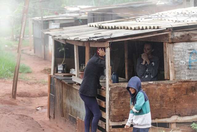 Frio atinge fam&iacute;lias carentes da Capital e at&eacute; ida &agrave; escola &eacute; prejudicada