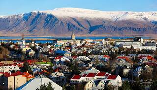 Vista da cidade de Reykjavik, capital islandesa: o verão é uma boa época para visitar a Islandia - Foto: Reprodução