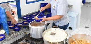 Merendeira serve refeição em escola municipal de Campo Grande (Foto: Divulgação/Prefeitura de Campo Grande)