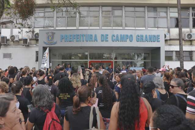 Servidores da Educa&ccedil;&atilde;o decidem suspender greve por 3 dias