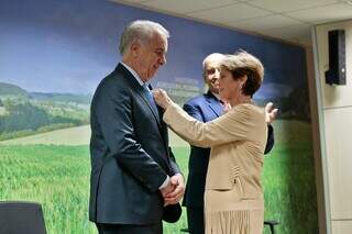 Novo ministro da Agricultura, Marcos Montes, recebe o comando da pasta de Tereza Cristina durante cerimônia no Mapa. (Foto: Divulgação)