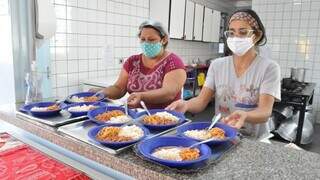 Merendeiras servindo a refeição aos alunos (Foto: PMCG)