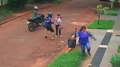 Assaltantes rendem mulheres e levam bolsa na Vila Santo Eugênio
