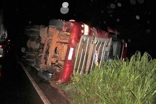 Carreta tombou à margem de rodovia depois de acidente. (Foto: Nova News)