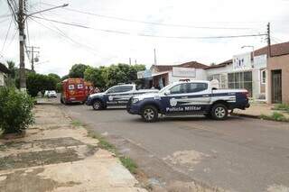 Viaturas da Polícia Militar e bombeiros em frente ao imóvel. (Foto: Kísie Ainoã)