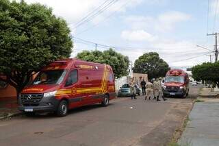 Viaturas dos bombeiros na frente do imóvel, onde vítima estava ferida. (Foto: Kísie Ainoã)