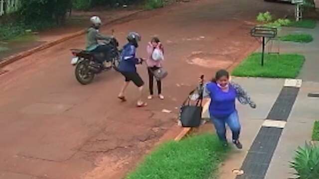 Assaltantes rendem mulheres e levam bolsa na Vila Santo Eug&ecirc;nio