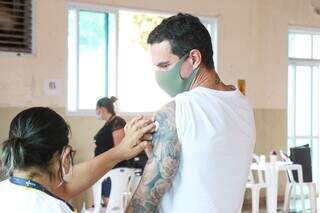 Homem após receber vacina da covid-19 na Seleta. (Foto: Henrique Kawaminami)
