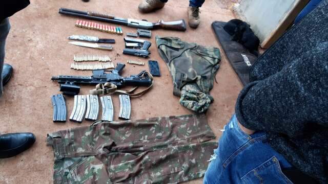Pistoleiro procurado por execu&ccedil;&otilde;es na fronteira &eacute; preso com arsenal