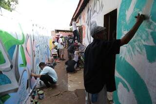 Artistas que trabalham com grafite se uniram para renovar a sede do Ação Humanitária. (Foto: Kísie Ainoã)