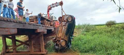 Ao i&ccedil;ar carro que caiu em c&oacute;rrego, pol&iacute;cia encontra casal morto