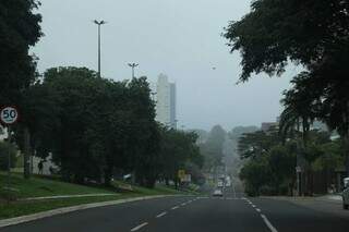 Vista do tempo da Avenida Afonso Pena, em Campo Grande. (Foto: Kísie Ainoã)