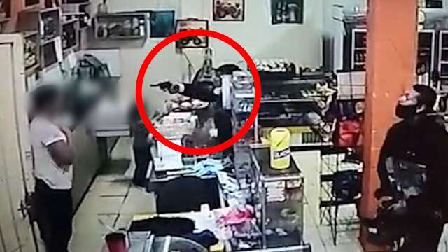 V&iacute;deo mostra assaltantes rendendo donos de padaria para roubar caminhonete