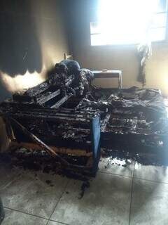 M&atilde;e chega do trabalho e encontra casa incendiada no Jardim Tijuca