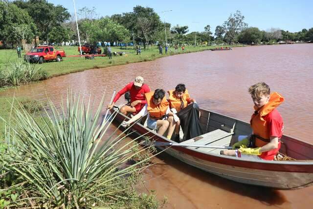 Grupo de 30 volunt&aacute;rios retira lixo do Lago do Amor