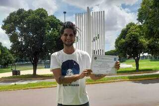 Cristiano Figueiredo dos Santos com diploma do doutorado na UFMS. (Foto: Arquivo Pessoal)