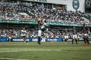 Jogadores em campo durante o duelo desta noite. (Foto: Coritiba/FC) 