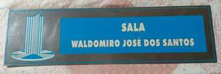 Placa feita em homenagem ao pai de Cristiano, Waldomiro. (Foto: Arquivo Pessoal)