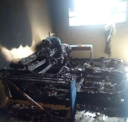 M&atilde;e chega do trabalho e encontra casa incendiada no Jardim Tijuca