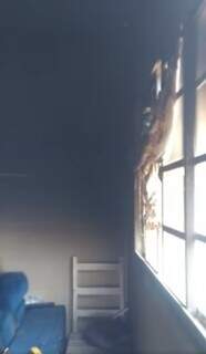 Mãe chega do trabalho e encontra casa incendiada no Jardim Tijuca Mãe chega do trabalho e encontra casa incendiada no Jardim Tijuca