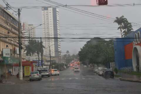 Inmet acerta na previsão e pancada de chuva chega a Campo Grande 