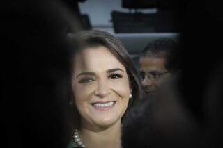 Prefeita Adriane Lopes sorri antes de dar entrevista após tomar posse. (Foto: Marcos Maluf)