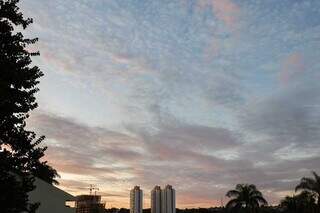 Céu com algumas nuvens visto do Itanhangá, em Campo Grande. (Foto: Henrique Kawaminami)