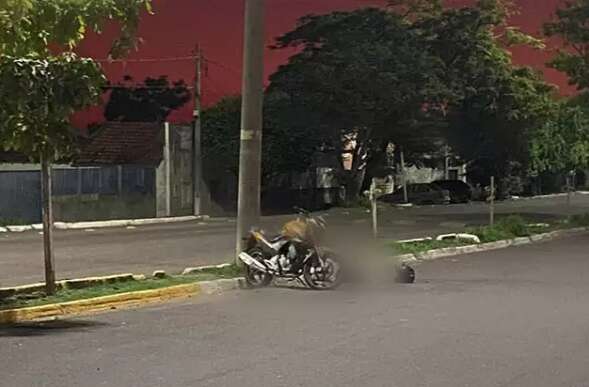 Motociclista &quot;rampou&quot; em rotat&oacute;ria antes de ser arremessada e morrer em acidente